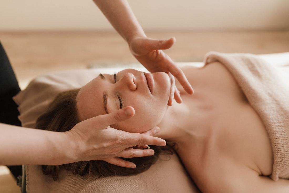 Massage du visage pendant un soin