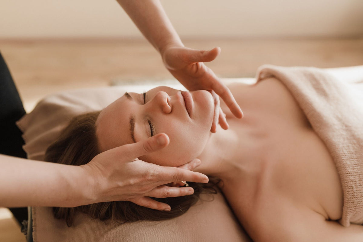Massage du visage pendant un soin