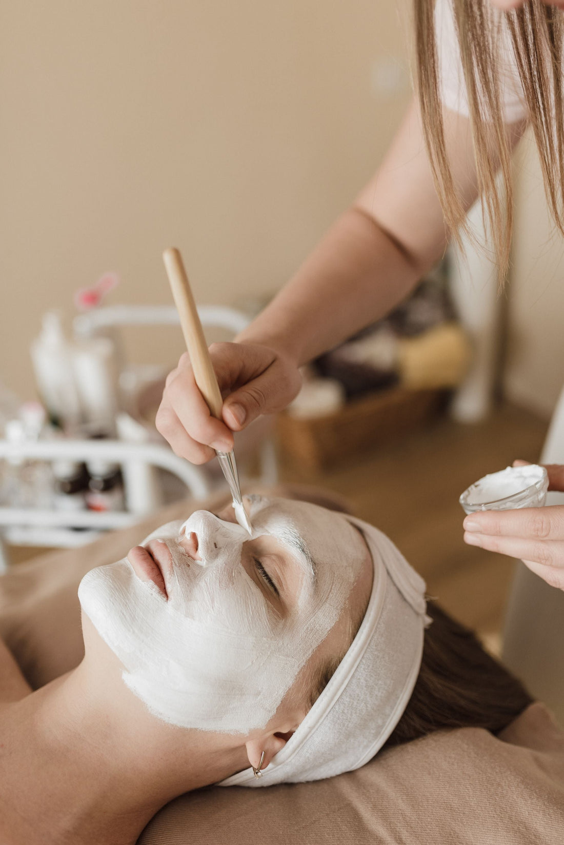 Application d'un soin au pinceau sur le visage