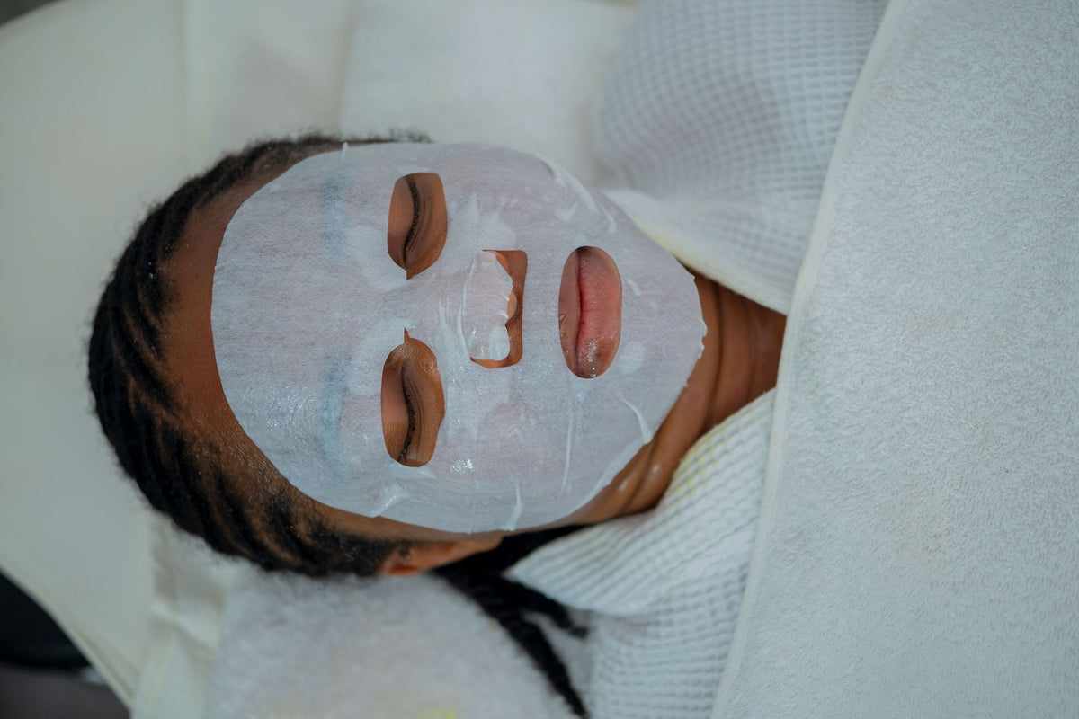 Masque en feuille posé pendant un soin du visage