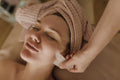 Massage du visage au gua sha pendant un soin anti-âge