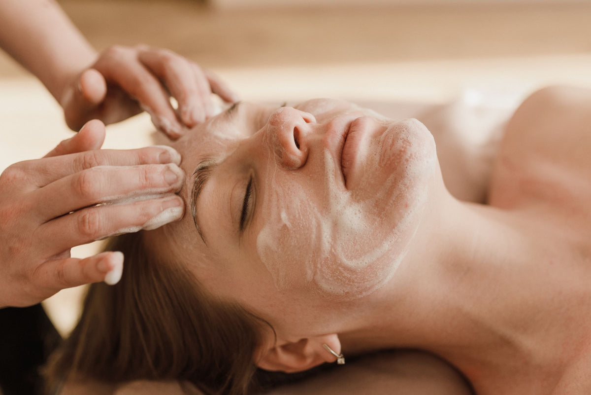 Massage du visage pendant l'application d'un masque