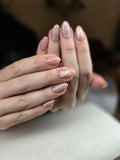 Ongles au fini gel nude et brillant