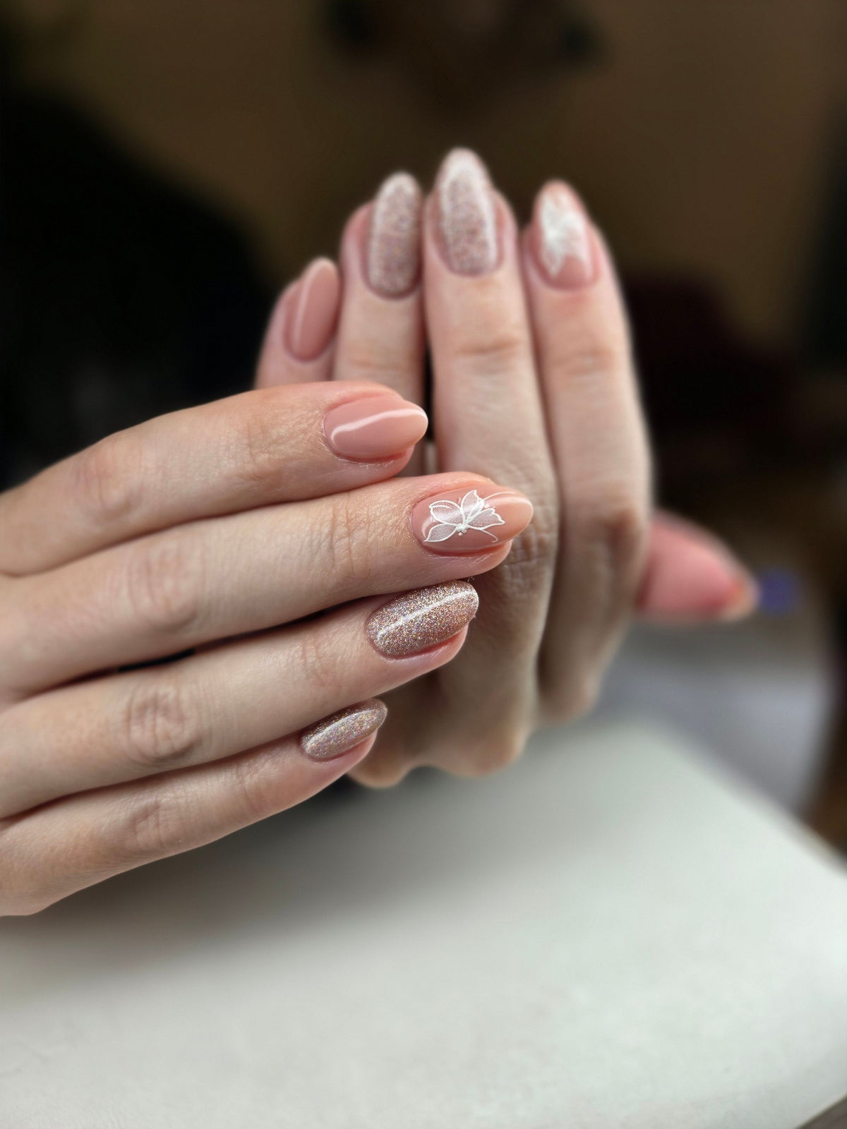 Ongles au fini gel nude et brillant