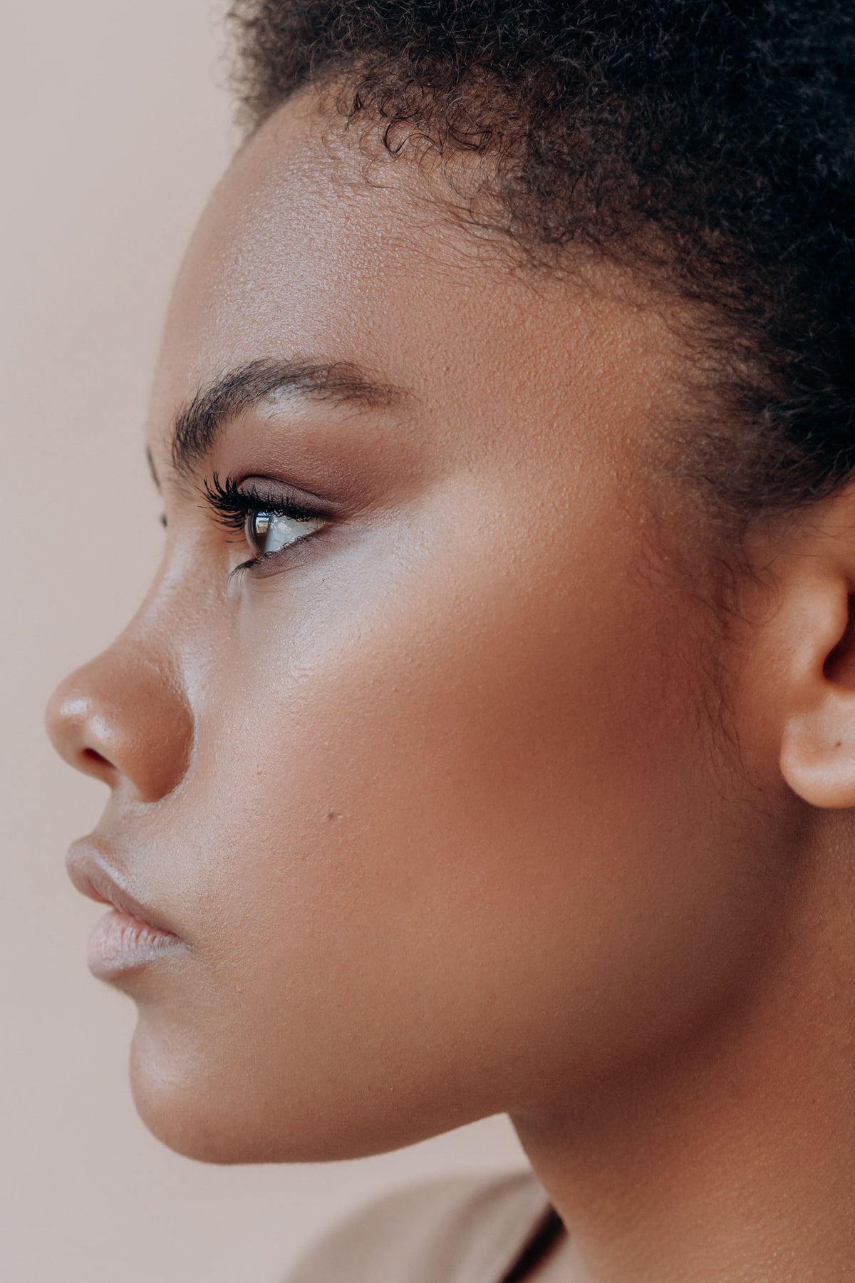 Profil d'une peau lisse et lumineuse