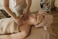 Massage des épaules pendant un soin du corps