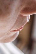 Joue et mâchoire de profil, peau lisse