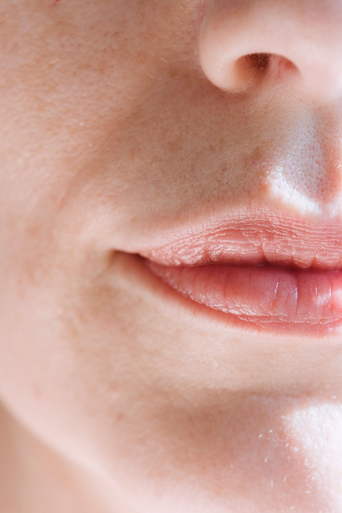 Lèvre supérieure et peau du visage en gros plan