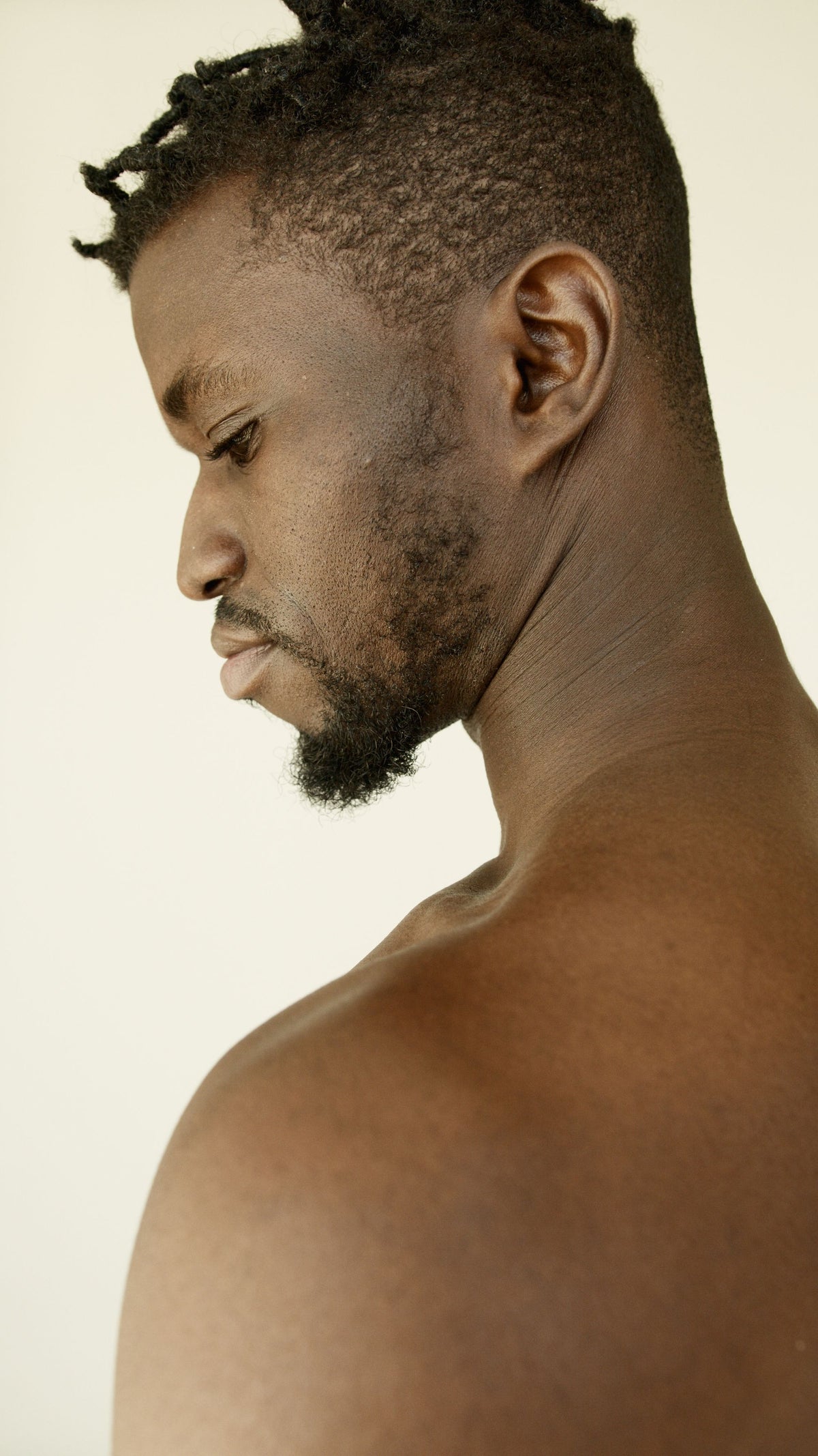 Homme de profil, oreille et nuque nettes