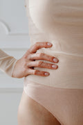 Main posée sur la taille, lingerie nude
