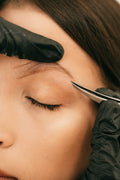 Mise en forme du sourcil à la pince, main gantée